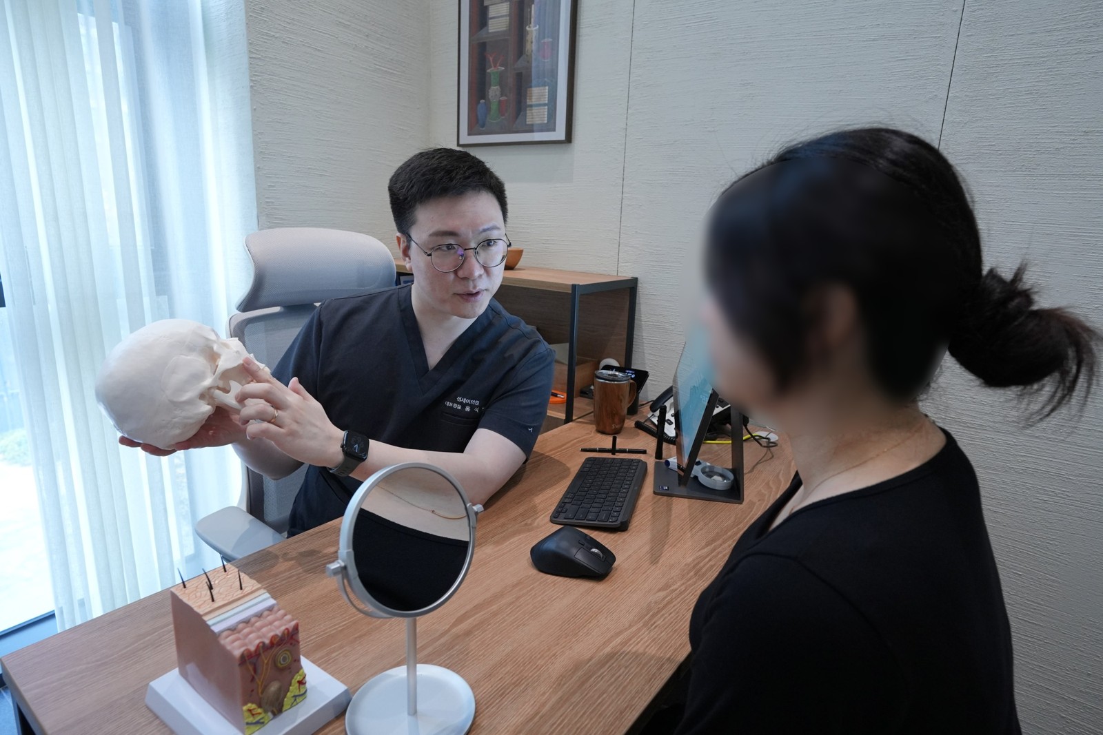 두개골 모형으로 설명하는 홍석우 대표원장
