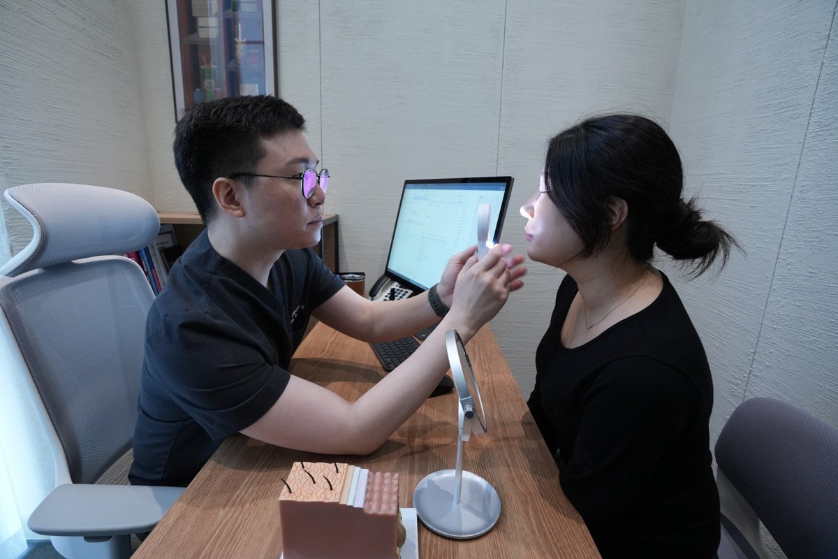 상담하는 홍석우 대표원장