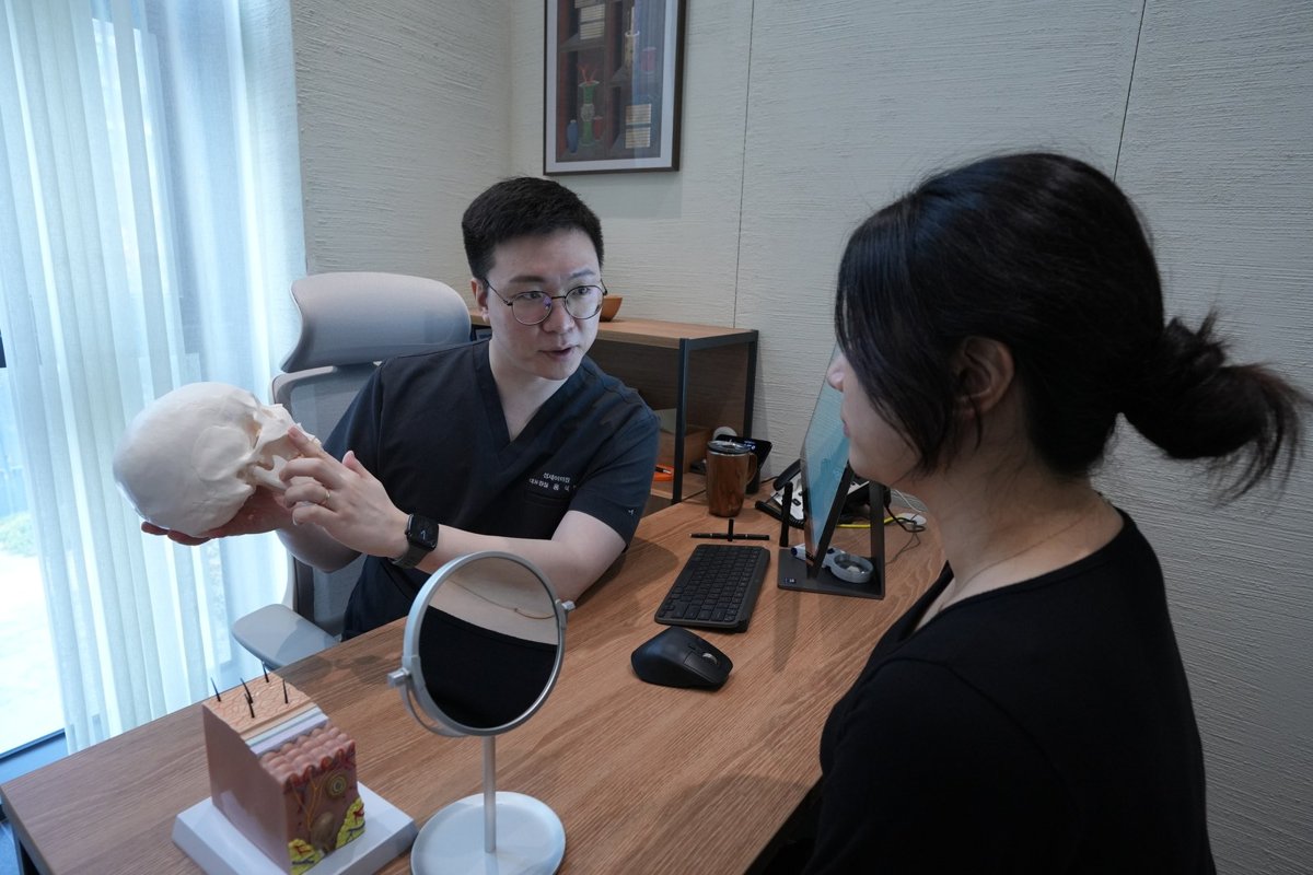 두개골 모형으로 설명하는 홍석우 대표원장