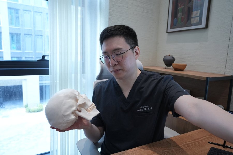 두개골 모형으로 설명하는 홍석우 대표원장